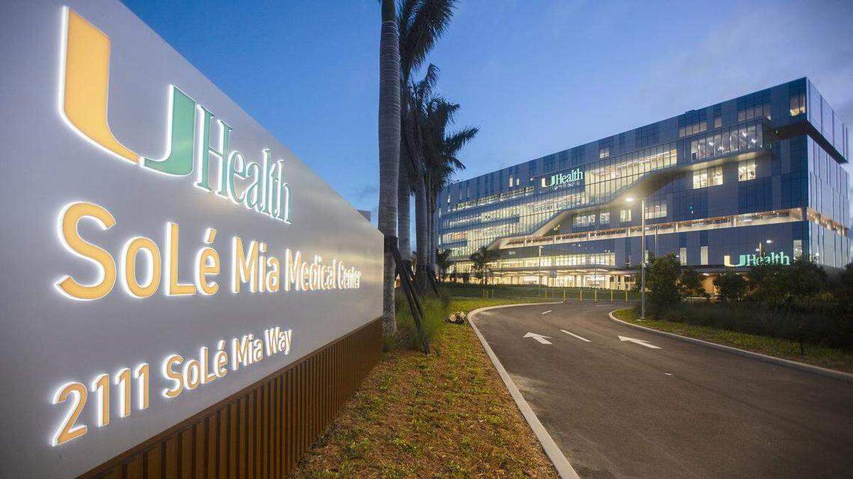 UHealth SoLé Mia, la instalación ambulatoria más grande de UHealth hasta la fecha, abarca aproximadamente 363,000 pies cuadrados distribuidos en siete pisos dentro de un campus de 10 acres. Ofrece atención integral basada en la academia, incluyendo cáncer, oftalmología, neurología, ortopedia, otorrinolaringología y más, para North Miami, Aventura y las comunidades aledañas.