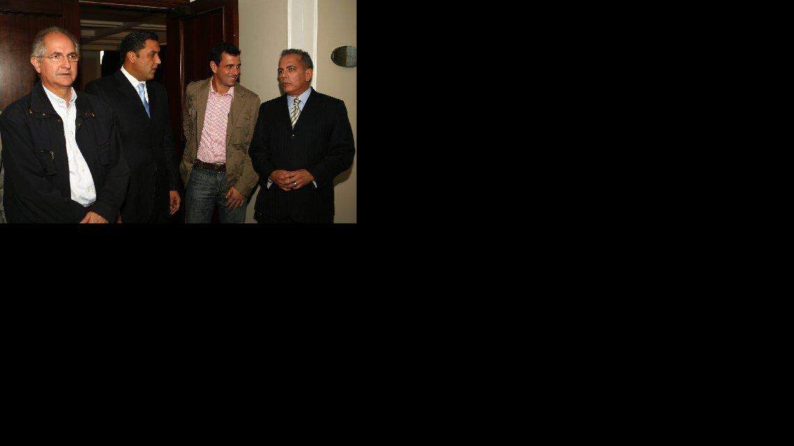 Los dirigentes de la oposición venezolana, los gobernadores electos de los estados de Miranda, Henrique Cappriles (2 d), y de Zulia, Pablo Pérez (2 i); y los alcaldes electos de Caracas, Antonio Ledezma (i), y de Maracaibo, Manuel Rosales (d), ofrecen una rueda de prensa hoy, 5 de diciembre de 2008, en Caracas (Venezuela), para analizar la actualidad política del país tras el anuncio del presidente Hugo Chávez de convocar a referendum a la población sobre el tema de la reelección indefinida.