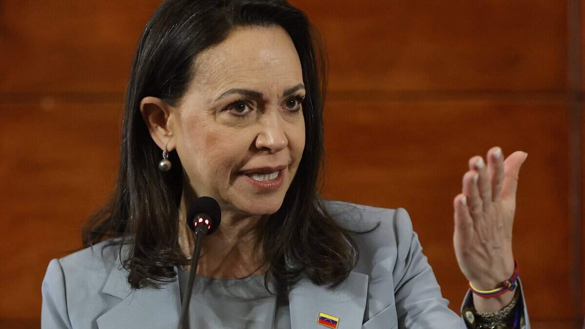 La líder opositora venezolana, María Corina Machado, hace gestos mientras ofrece una rueda de prensa en Santiago, el 12 de marzo de 2026. Machado viajó a Chile para asistir a la investidura del presidente chileno José Antonio Kast.