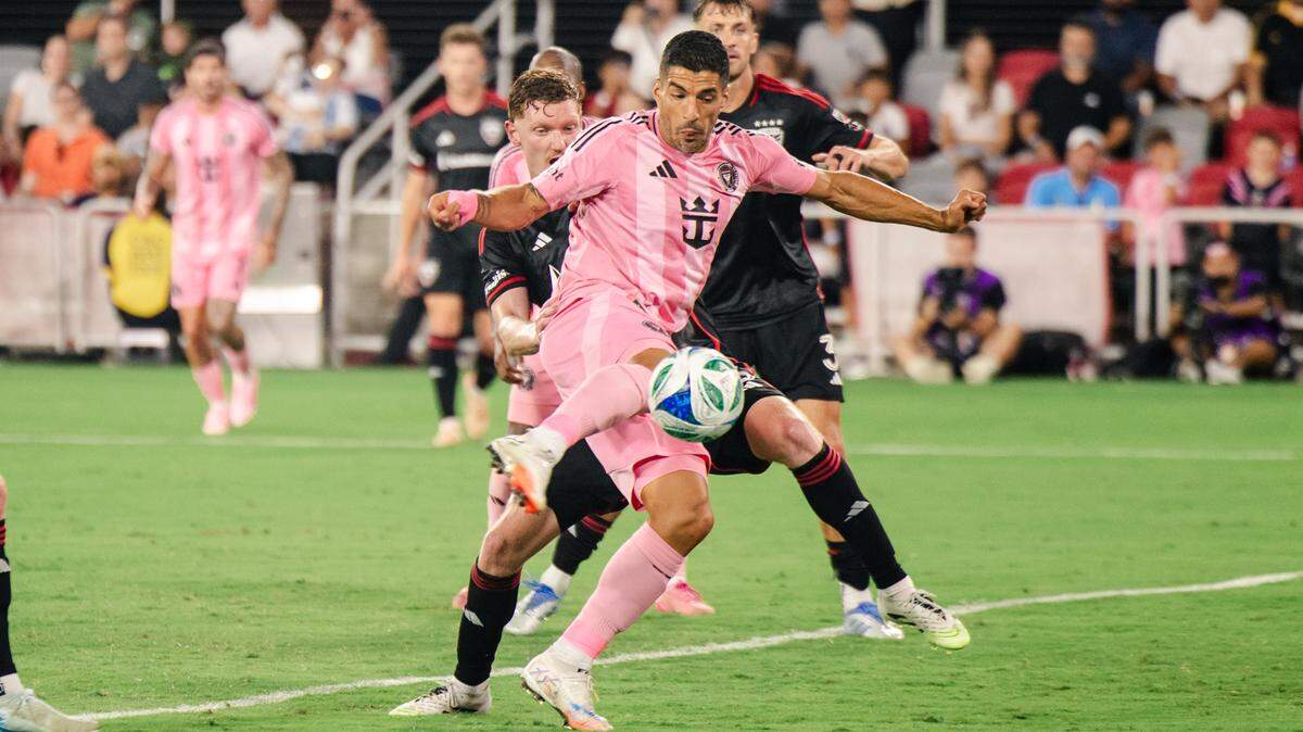 El delantero del Inter Miami Luis Suárez patea el balón ante el defensa del DC United Kye Rowles, en el partido de la MLS celebrado el 24 de agosto de 2025 en Washington D.C.