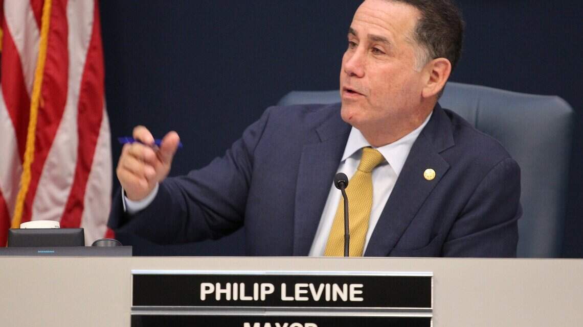 Ex alcalde de Miami Beach acusado de agresión sexual por una asistente de Epstein