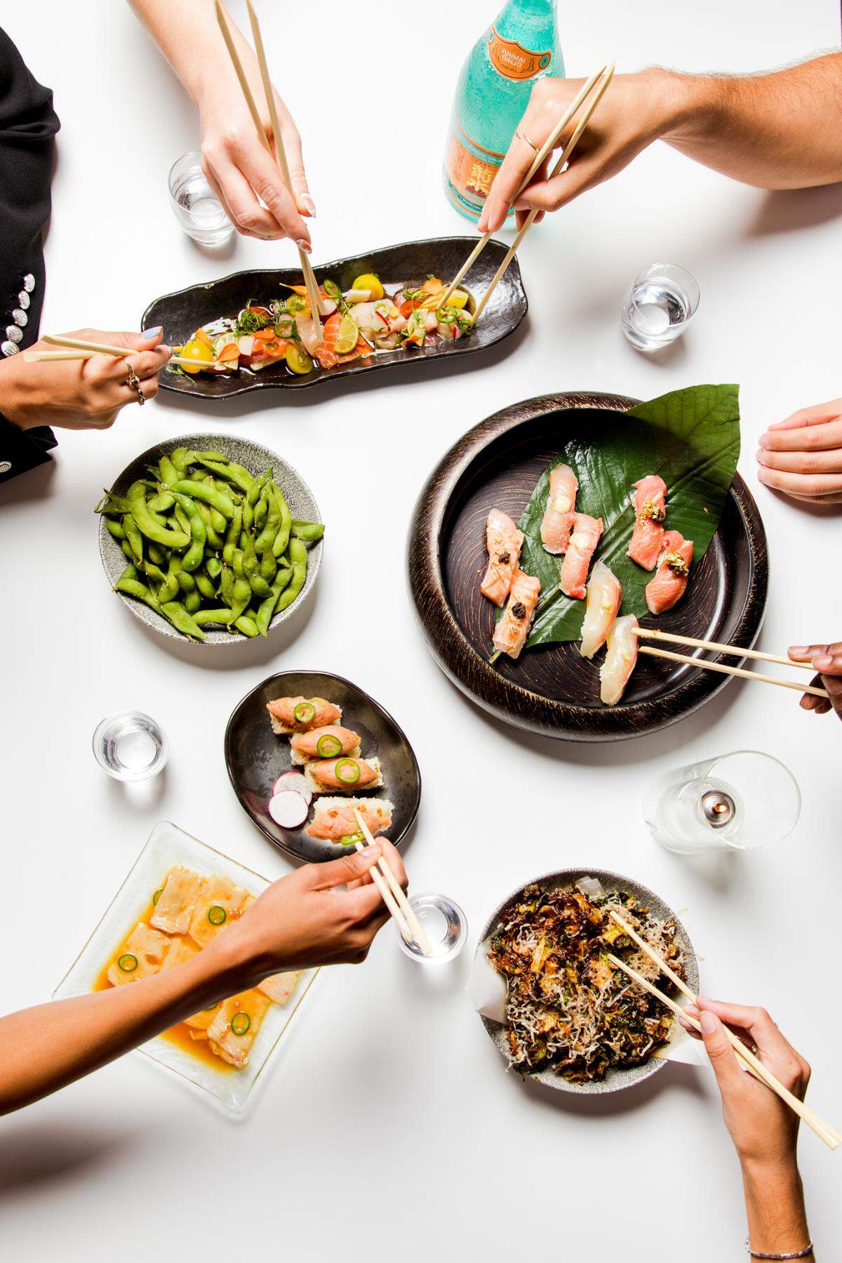 Dragon Bar en el Katsuya South Beach, es un rincón semiprivado en el segundo piso del restauranteo. Katsuya South Beach, ofrece un menú de bar con rollos de sushi selectos, entrantes, vino y cócteles, la música a cargo de un conocido DJ.