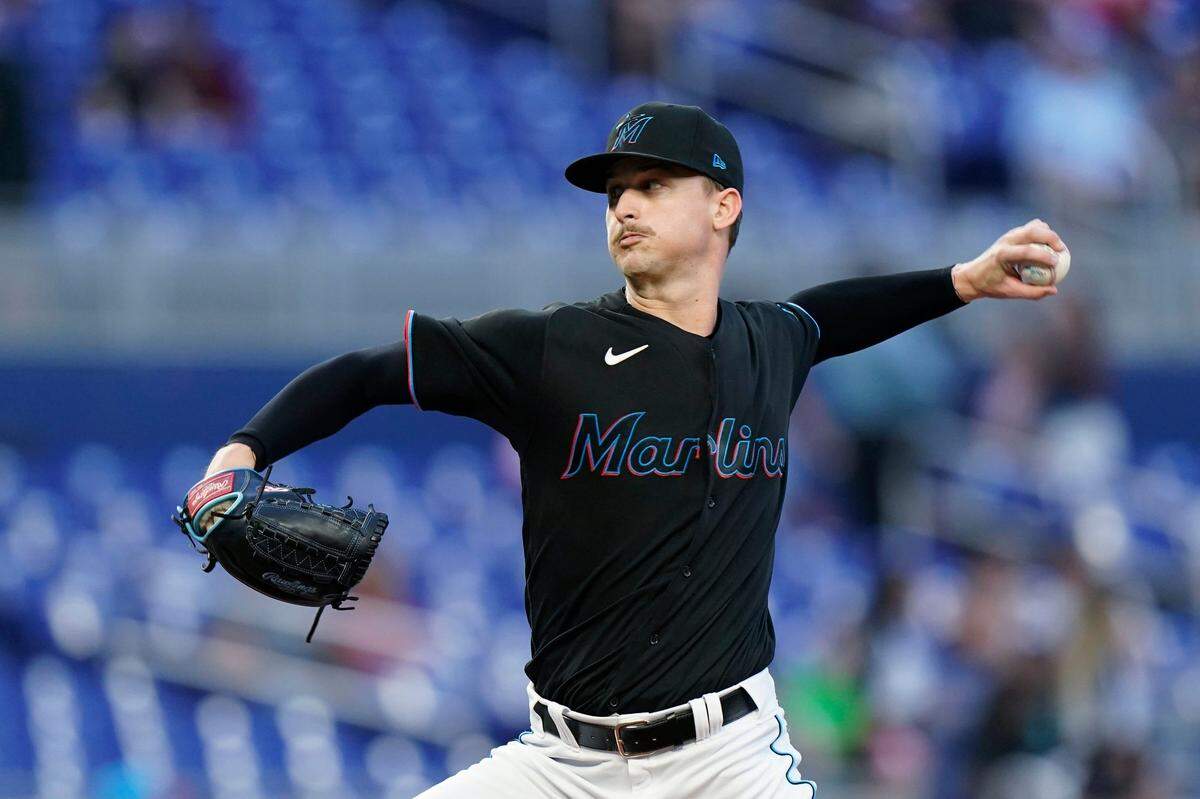 El abridor de los Marlins Braxton Garrett lanza en el primer inning del partido ante los Bravos de Atlanta, celebrado el 4 de octubre de 2022 en Miami.