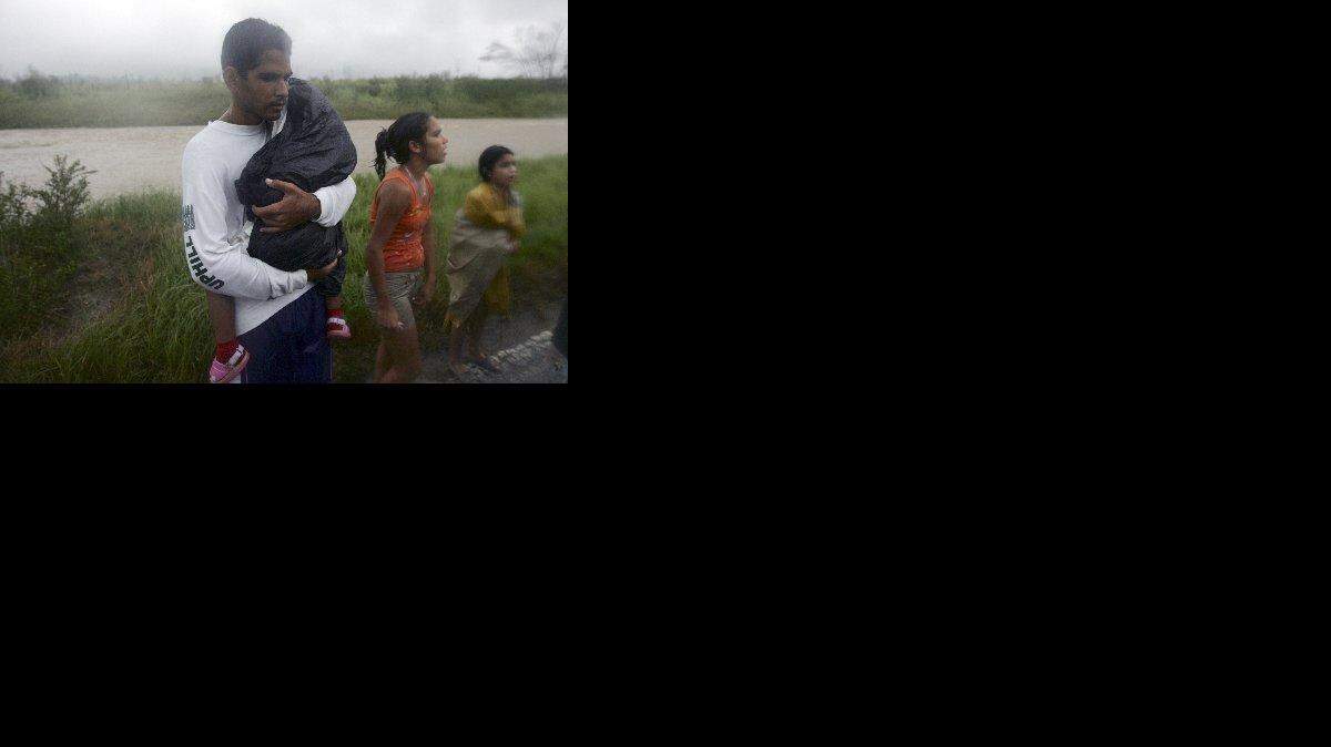 Cubanos esperan por que alguien los rescate, luego del paso del huracán Ike en Herradura, Cuba, el 10 de septiembre 2008. 