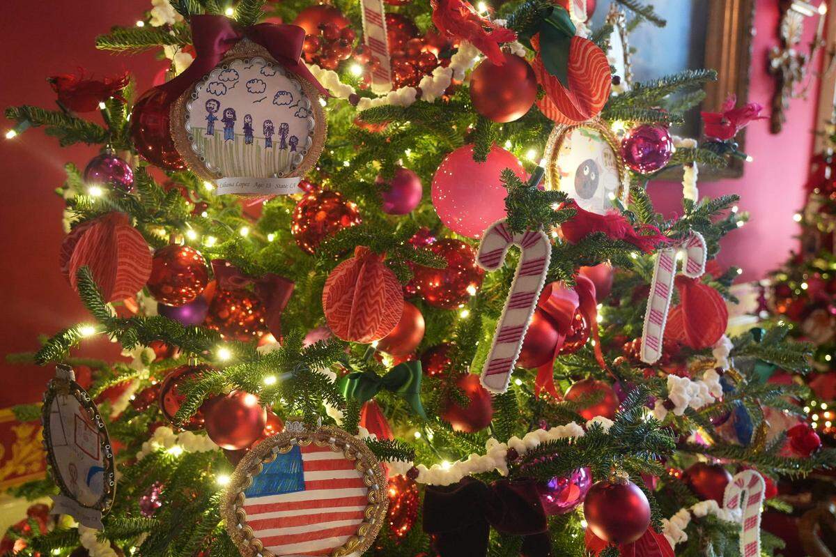 Más de 350 velas, 33,900 adornos, 22,100 campanas y 98 árboles de Navidad decoran desde el lunes 27 de noviembre de 2023 los salones de la Casa Blanca en Washington D.C., como parte de una tradición con varias décadas de historia.
