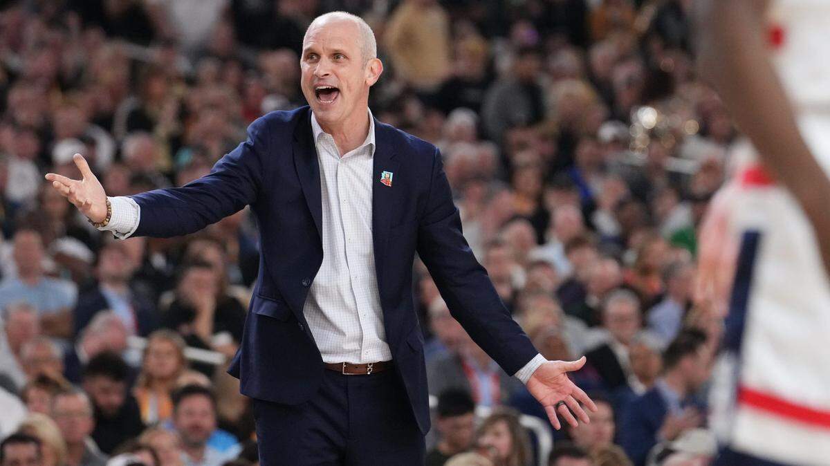 Dan Hurley, el exitoso técnico de la Universidad de Connecticut, rechazó este lunes una oferta para dirigir a los Lakers de Los Angeles de la NBA durante las seis próximas temporadas a cambio de $70 millones.