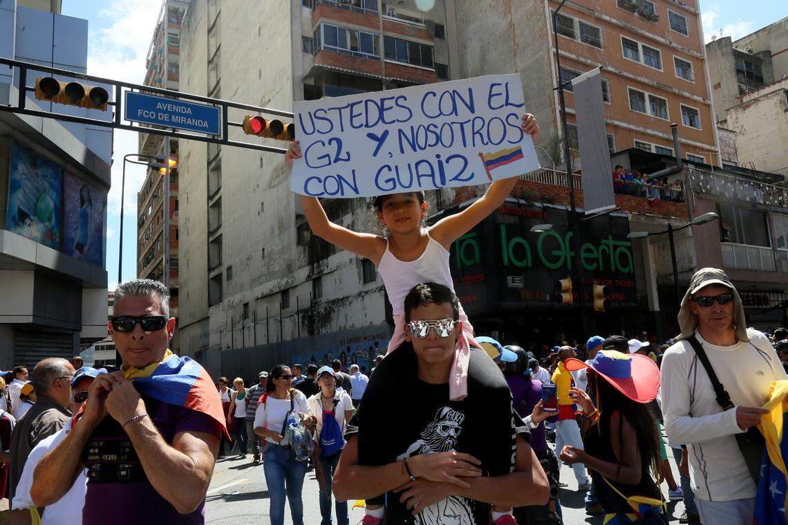Un niño con una pancarta protesta el 12 de febrero en Caracas contra la intervención cubana en Venezuela y en apoyo a Juan Guaidó. El G2 es el departamento de la seguridad de Cuba.