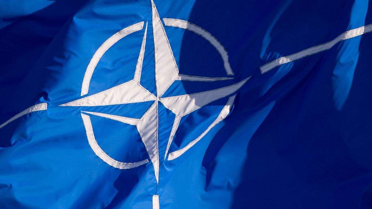 FILED - 25 June 2014, Belgium, Brüssel: A NATO flag flies at the NATO Foreign Ministers’ Meeting. This is the logo of the NATO military alliance. NATO wants to mobilize around 90,000 soldiers for a major manoeuvre to deter Russia starting in February. This was revealed to the German Press Agency on Thursday on the fringes of a meeting of top military representatives of the defense alliance in Brussels. Photo: Daniel Naupold/dpa/Sipa USA