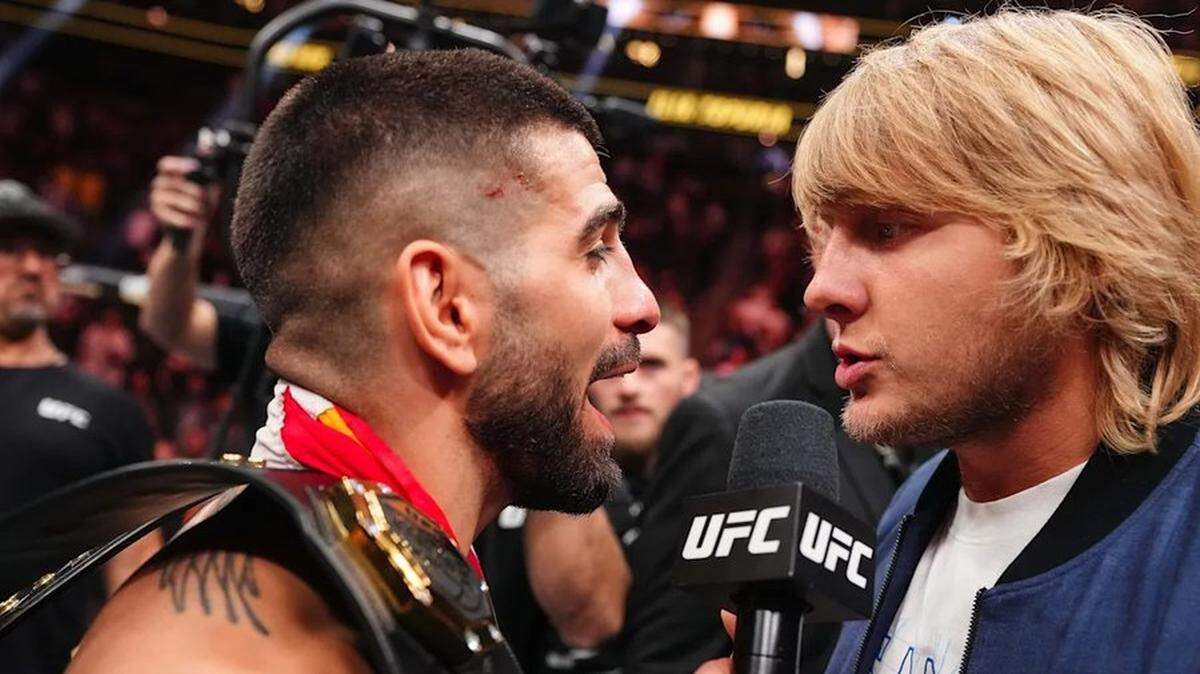 Ilia Topuria (izq.) y Paddy Pimblett durante un careo tras la victoria del hispanogeorgiano sobre Charles Oliveira, en la UFC 317 el pasado sábado en Las Vegas.