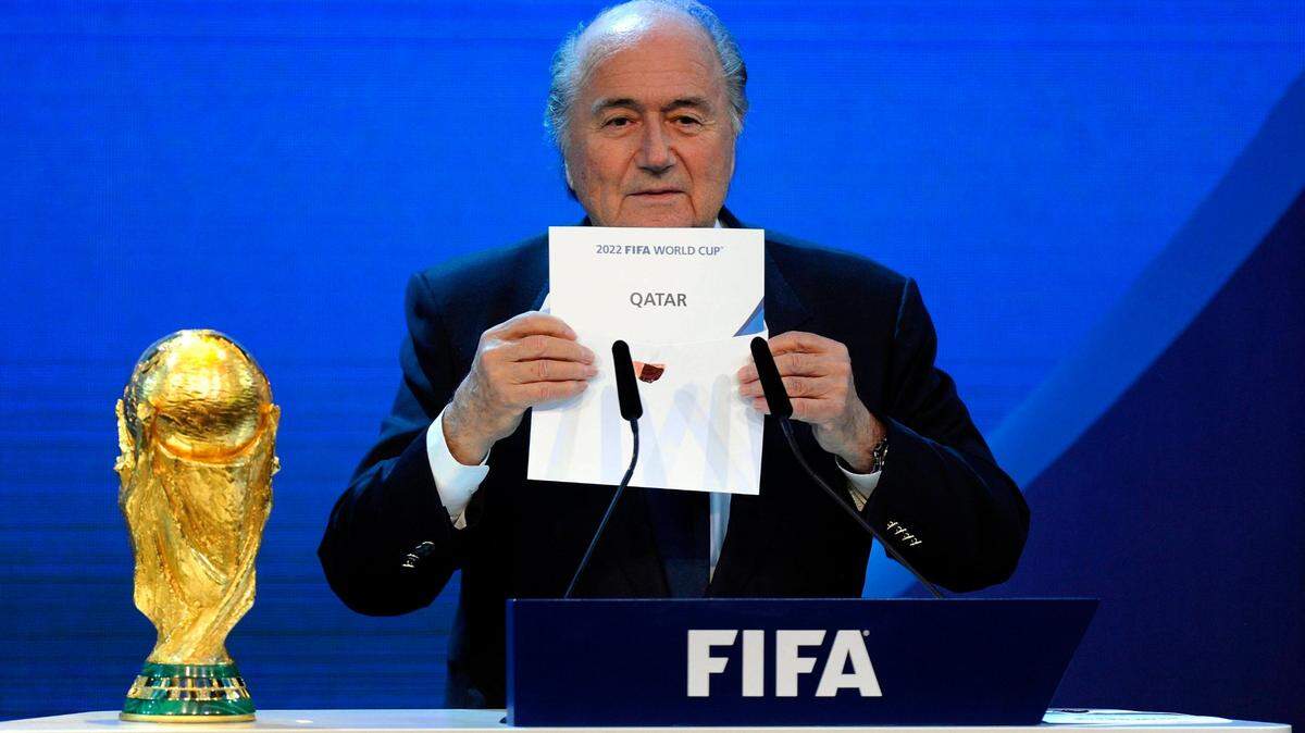 ARCHIVO - El presidente de la FIFA, Joseph S. Blatter, anuncia que Qatar será el anfitrión de la Copa Mundial de Fútbol de 2022, el jueves 2 de diciembre de 2010.