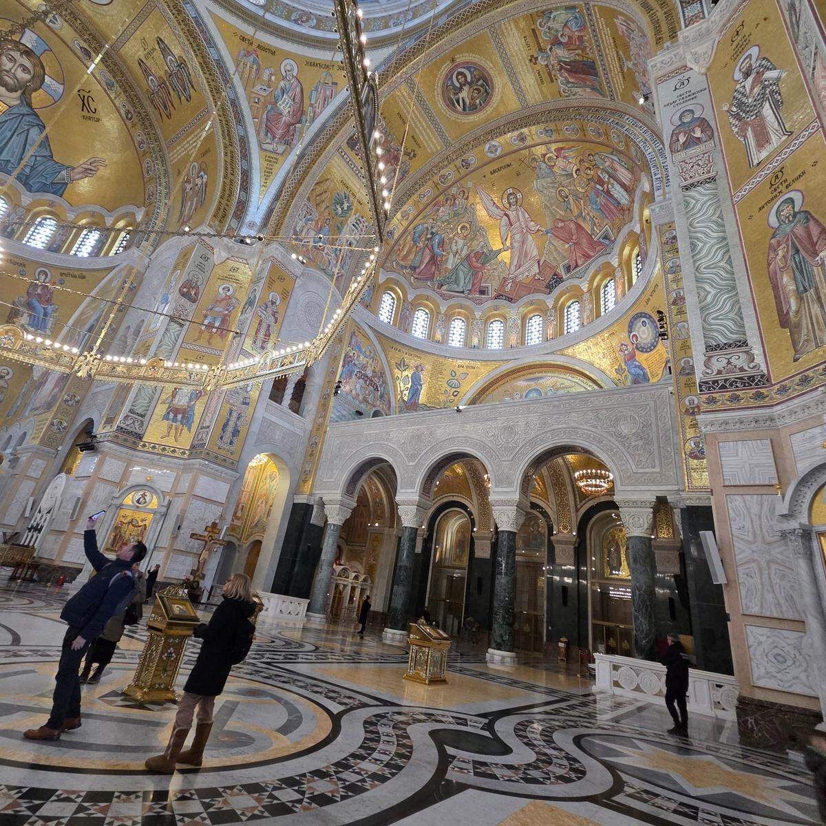 Interior de la Iglesia de San Sava: la monumental cúpula y los mosaicos bizantinos representan escenas y figuras de la tradición cristiana ortodoxa.