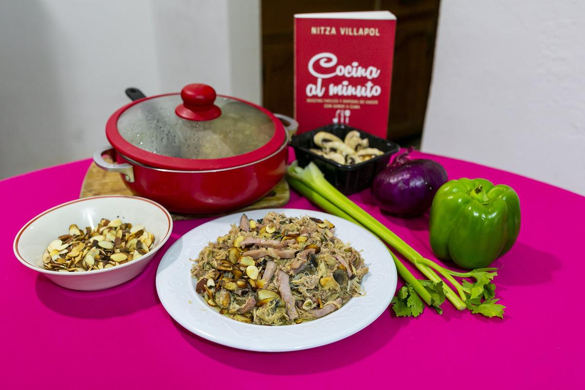 Ingredientes para preparar la receta de pollo con almendras de Nitza Villapol, a cargo de la heredera y compiladora de su obra, Sisi Colomina.