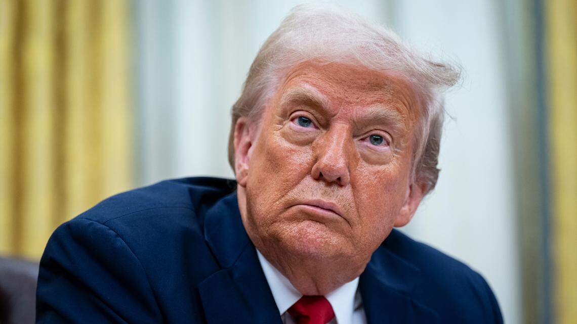 El presidente de EE.UU., Donald Trump, durante la firma de una orden ejecutiva en la Oficina Oval de la Casa Blanca en Washington, D.C., EE.UU., el lunes 31 de marzo de 2025. 