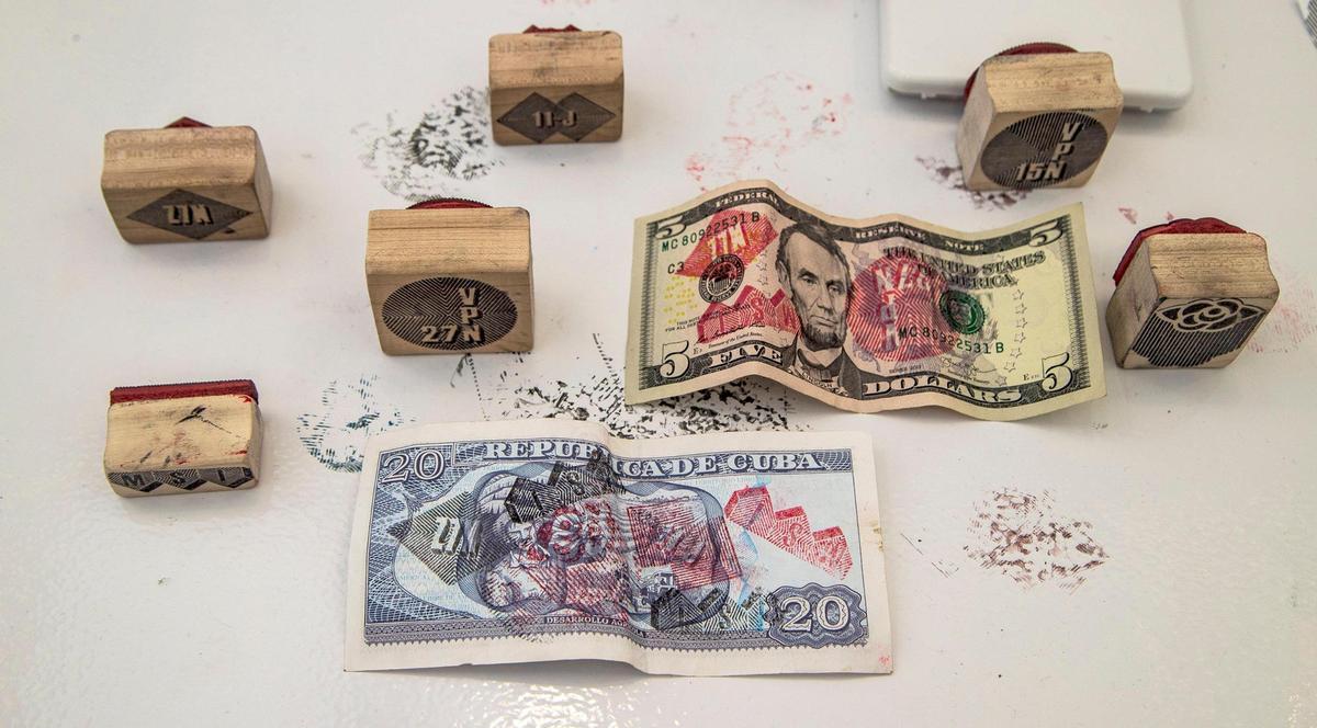 El artista Hamlet Lavastida pasó tres meses en Villa Marista desde su arresto en junio. Uno de los motivos fue su propuesta de hacer circular en Cuba billetes con cuños referentes a los movimientos de artistas y activistas, como los que se presentan en este performance en Untitled Art Fair.