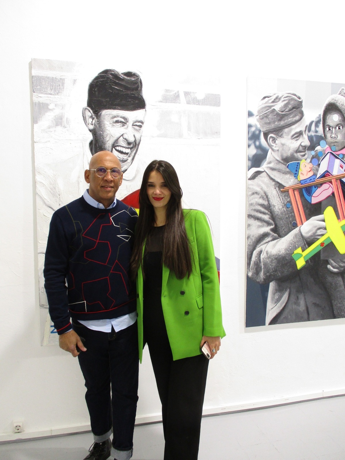 El artista René Francisco y la curadora Dayneris Brito en la inauguración de la muestra.
