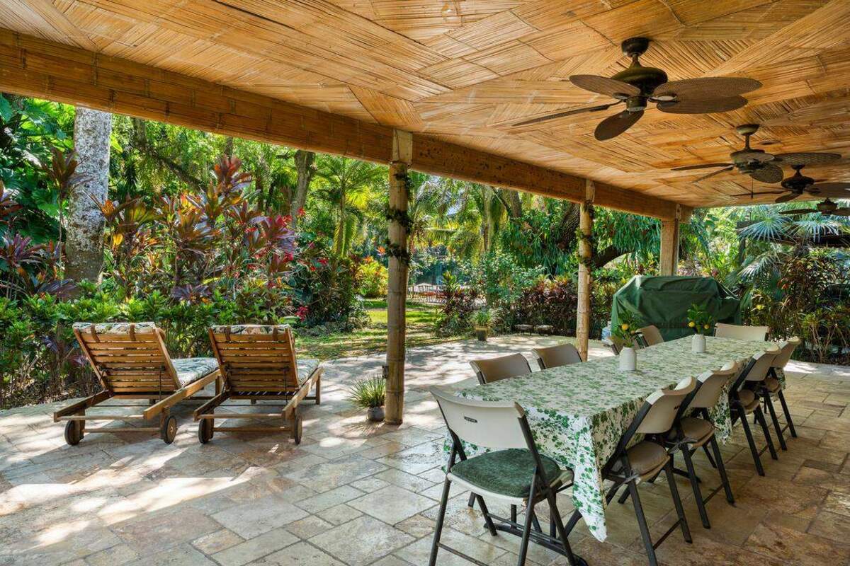 Una zona de descanso en Breezy Oaks, una finca de 14,4 acres en el sur de Miami-Dade puesta a la venta por 18 millones de dólares. Jill Eber/1 Oak Studios