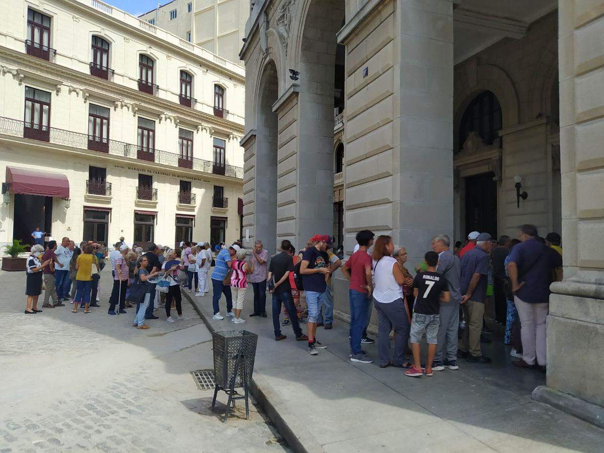 Embajada de España en la ciudad de La Habana, Cuba, con gente en la fila para votar en las elecciones generales por la presidencia.
