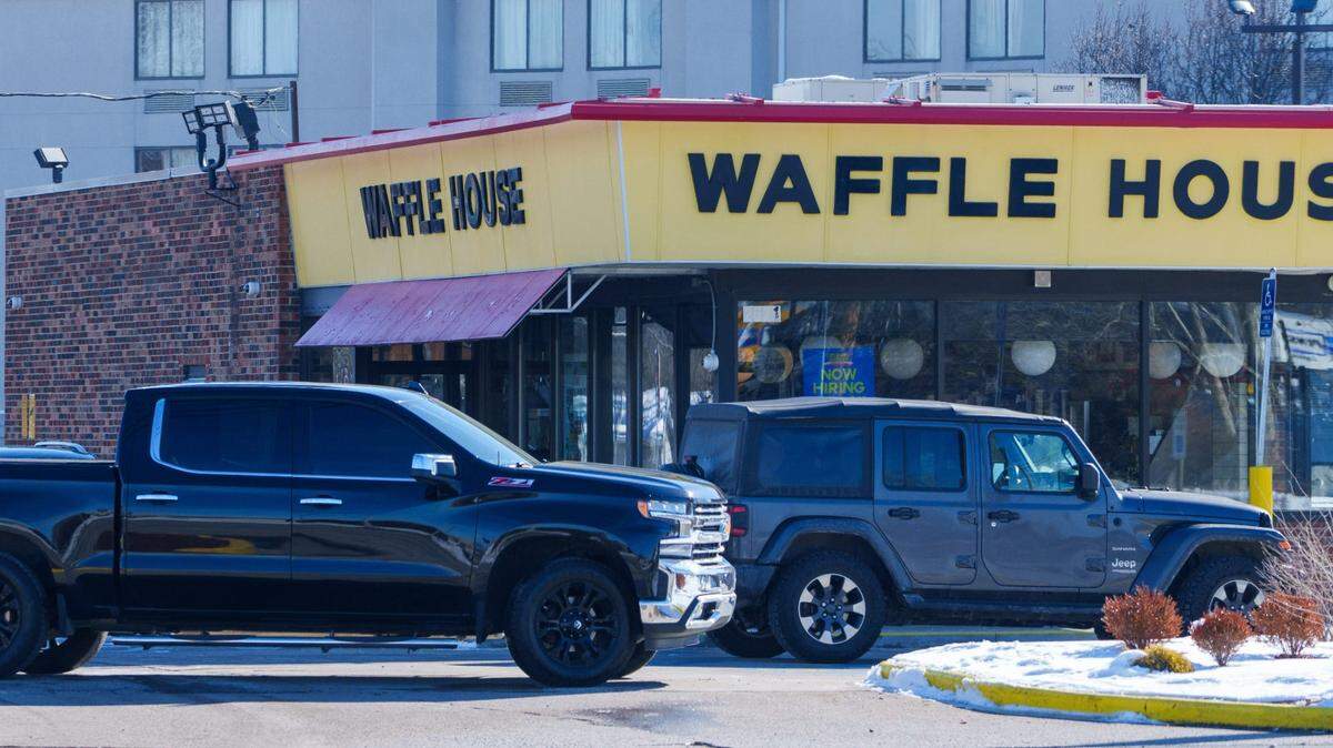 Los agentes encontraron a cinco personas baleadas en el restaurante Waffle House y las llevaron a un hospital, entre ellas a la mujer que estaba en condición crítica y falleció en el hospital.