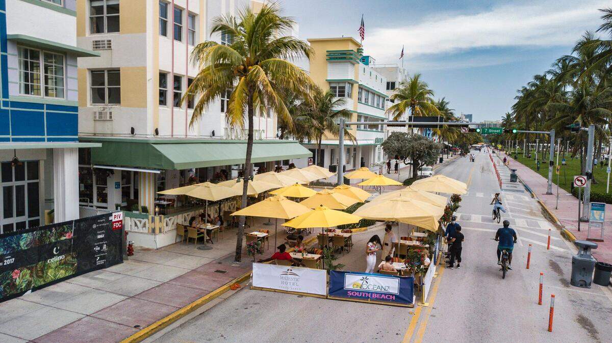 No hay estacionamiento ya que los cafés de South Beach se expanden hacia Ocean Drive que está cerrada para el tráfico.