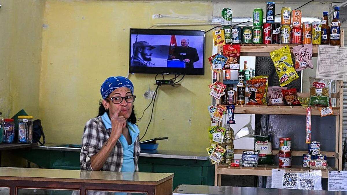 Una mujer escucha al gobernante de Cuba, Miguel Díaz-Canel, hablar en la Televisión Nacional, en una tienda de La Habana, el 5 de febrero de 2026.