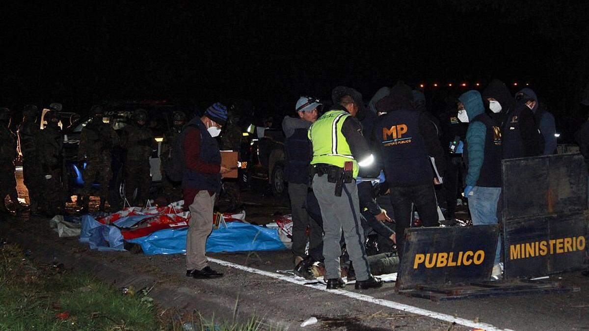 Al menos 15 personas murieron y unas 20 resultaron heridas cuando un autobús de pasajeros cayó a un barranco en la carretera Interamericana, al oeste de Guatemala.