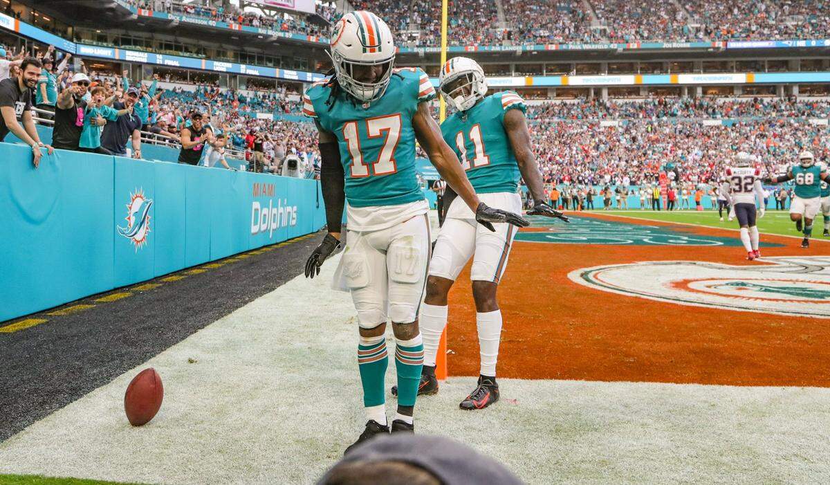 Los wide receivers de los Dolphins Jaylen Waddle (17) y DeVante Parker (11) celebran tras el touchdown de Waddle en el primer cuarto del partido ante los Patriots de New England, celebrado el 9 de enero de 2022 en el Hard Rock Stadium en Miami Gardens, Florida.