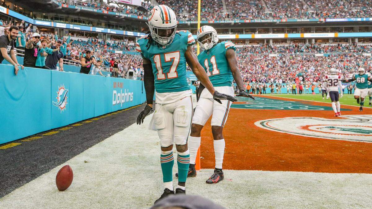 Los wide receivers de los Dolphins Jaylen Waddle (17) y DeVante Parker (11) celebran tras el touchdown de Waddle en el primer cuarto del partido ante los Patriots de New England, celebrado el 9 de enero de 2022 en el Hard Rock Stadium en Miami Gardens, Florida.
