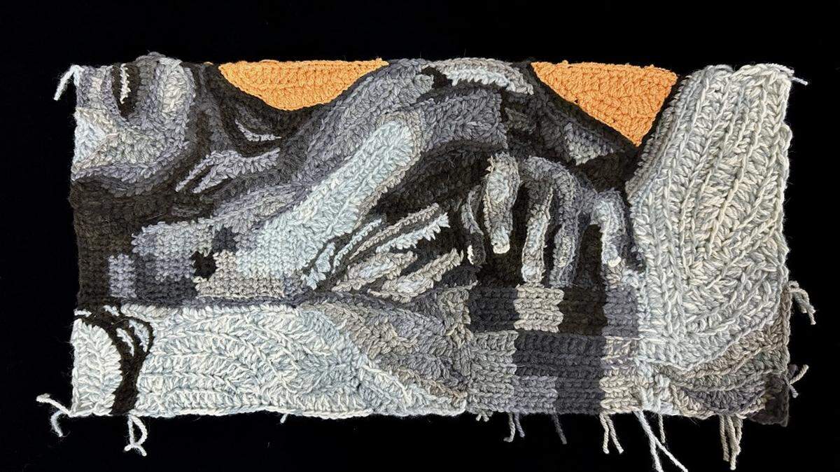 La artista Katika utiliza crochet para hacer comentarios en “El poder de la artesanía I, II, III”. La obra forma parte de la exhibición “We Got the Power: Women Pulling at the Threads of Social Discourse” (Tenemos el poder, mujeres tirando de los hilos del discurso social) en la galería The CAMP de North Miami.