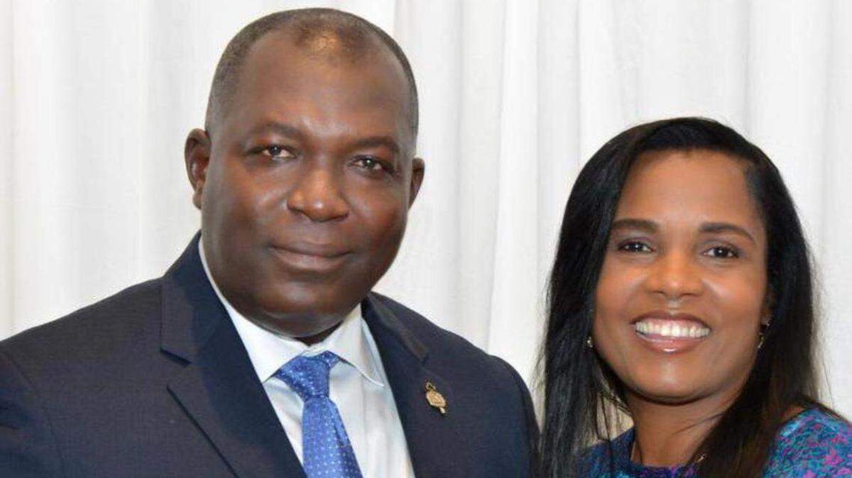 Sarahjane Ternier, pareja desde hace mucho tiempo del ex alcalde de North Miami, Philippe Bien-Aime, y madre de tres de sus hijos, ha sido detenida por funcionarios federales de inmigración. Su detención se produce semanas después de que se presentara una demanda civil federal contra Bien-Aime, acusándolo de utilizar documentos fraudulentos para obtener la ciudadanía y de bigamia.