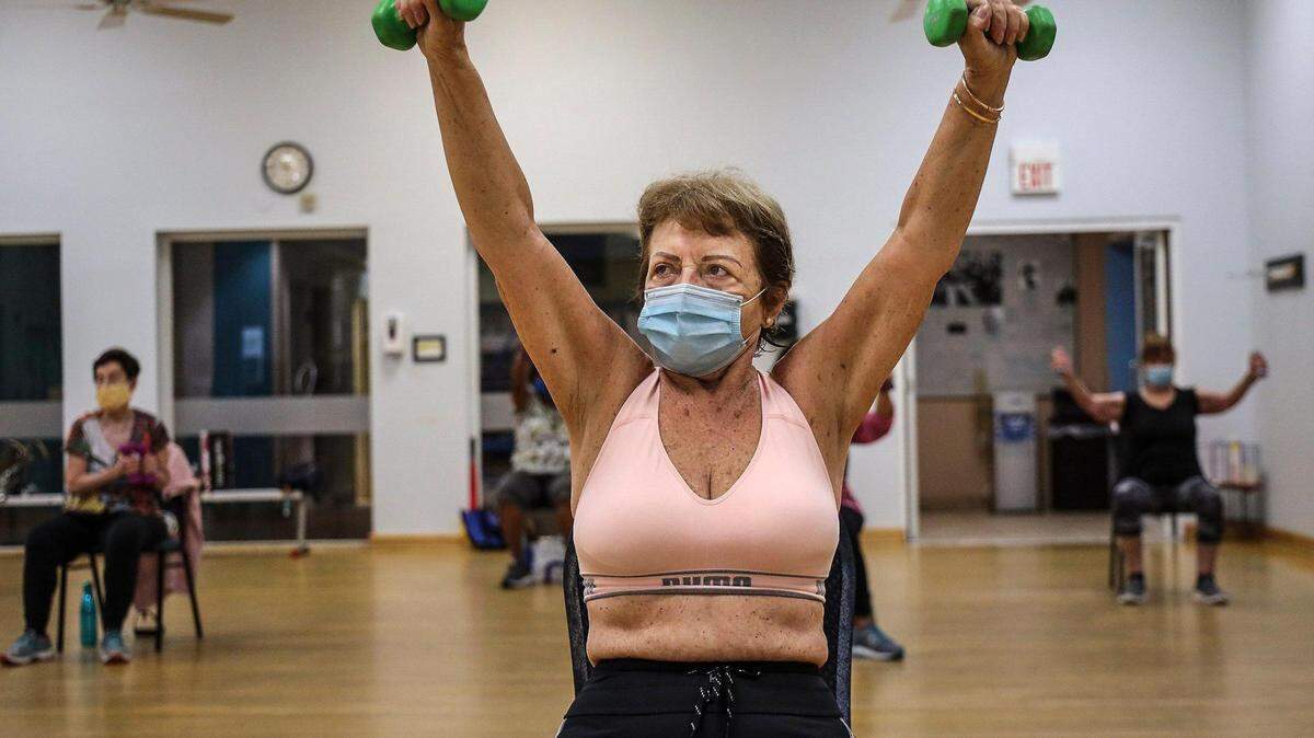 Elma Hamblet Bastien trabaja con pesas durante el programa Medicare Advantage que ofrece clases de acondicionamiento físico Silver Sneakers el martes 20 de octubre de 2020 en el Centro Comunitario Judío Alper en Kendall, Florida.