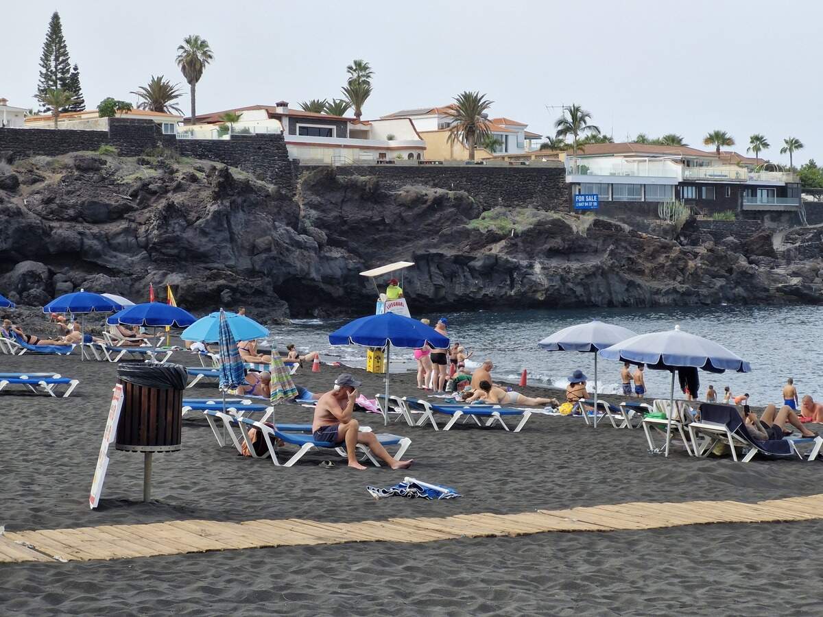 Desde la playa Las Arenas se avista la isla de la Gomera y los imponentes acantilados de los Gigantes a un par de kilómetros.