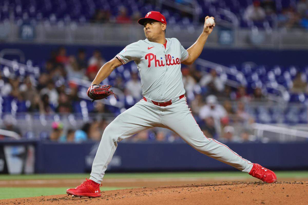 El abridor venezolano de los Filis de Filadelfia Ranger Suárez lanza en el primer inning del partido ante los Marlins, celebrado el 5 de septiembre de 2024 en Miami.