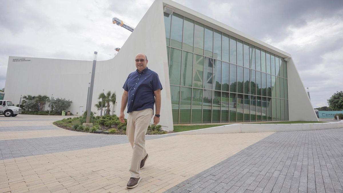 Guillermo J. Page, profesor asistente de práctica profesional y subdirector del programa de industria musical, en Frost School of Music de Miami, frente al Knight Center for Music Innovation de la Escuela de Música Frost de la Universidad de Miami, elegida entre las mejores del mundo para estudiar sobre el negocio de la música.
