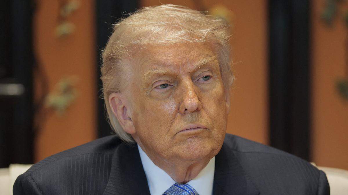 El presidente de Estados Unidos, Donald Trump, observa durante una reunión con el presidente de China, Xi Jinping, al margen de su visita al Jardín Zhongnanhai en Pekín el 15 de mayo de 2026.