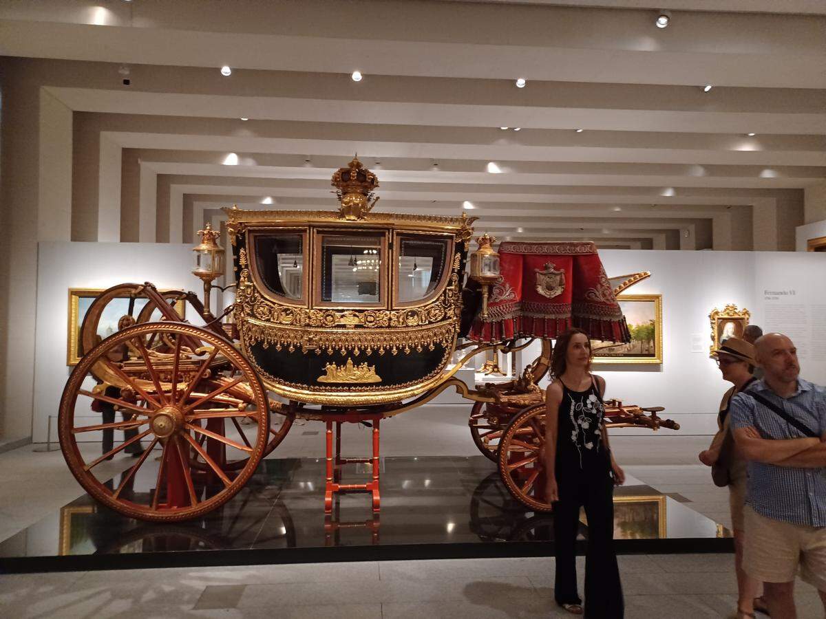 Coche de la Corona Real, 1829-1833, de Julián González. Taller francés, austríaco o flamenco (1670-1680). Materiales: madera, hierro, bronce, latón, vidrio de plomo, seda, metal, caoba, oro, plata y cuero.
