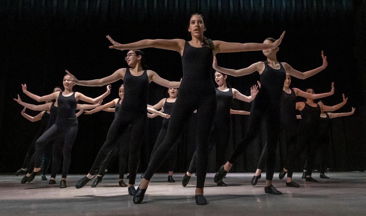 Las Pacerettes, grupo de baile, se presentan en la escuela secundaria Palm Springs en Hialeah, FL el 10 de marzo de 2023.