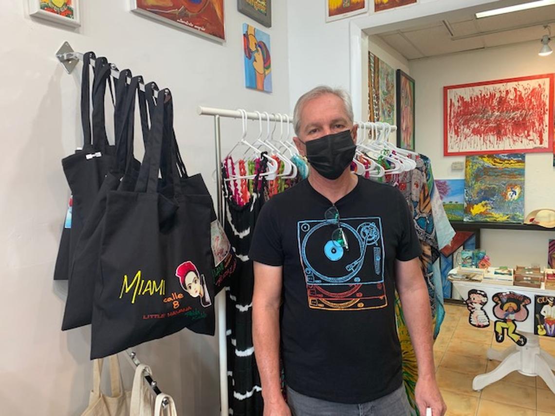 El artista Rafael José en su galería RC Gallery, donde vende t-shirts y otros objetos pintados por él.