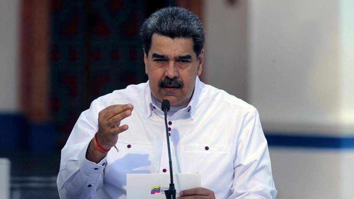 Imagen difundida por la Presidencia venezolana del presidente de Venezuela, Nicolás Maduro, hablando durante un mensaje transmitido en el Palacio Presidencial de Miraflores en Caracas el 4 de abril de 2021.