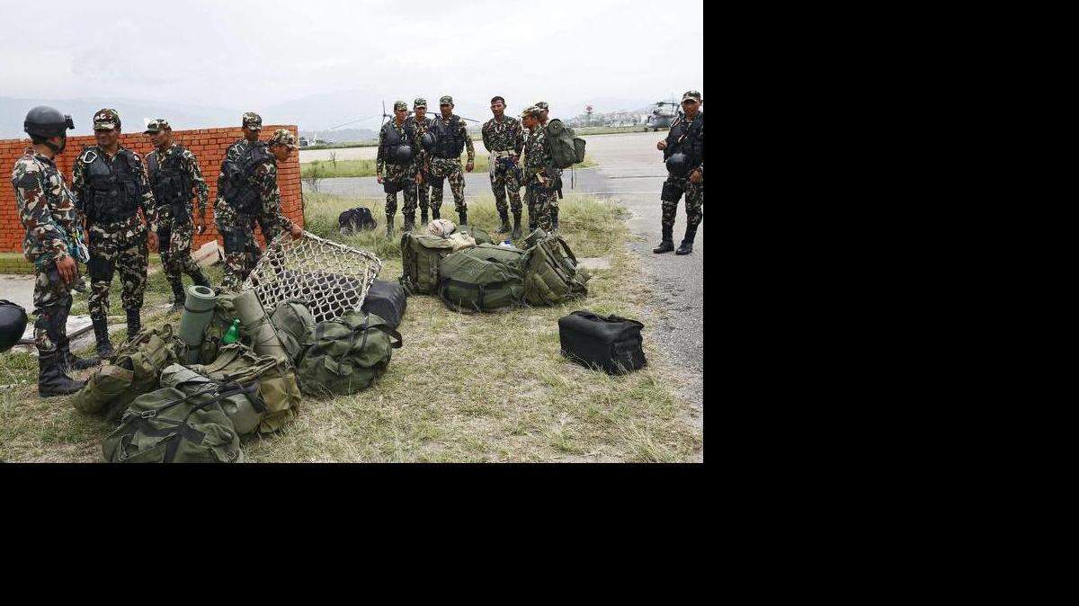 Miembros de las fuerzas especiales del Ejército nepalí se preparan en el aeropuerto de Katmandú para acceder al lugar en el que se localizaron los restos del helicóptero de EEUU desaparecido en el distrito de Dolakha (noreste) el pasado martes con seis estadounidenses y dos nepalíes a bordo, en Katmandú (Nepal), hoy, viernes 15 de mayo de 2015. EFE/Narendra Shresta