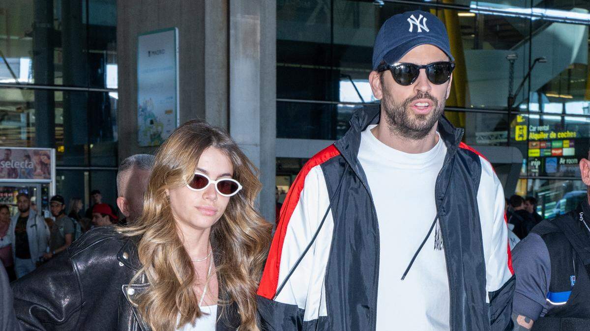 Clara Chía y Gerard Piqué a su llegada al aeropuerto, a 19 de abril de 2024, en Madrid (España).