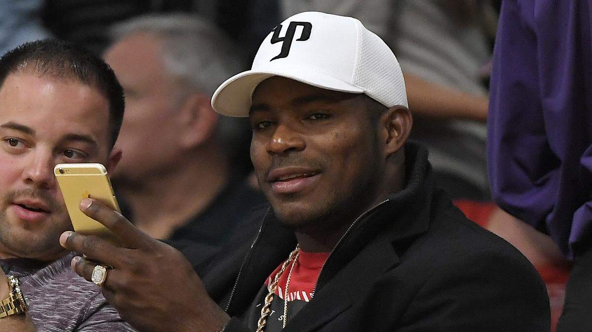 Yasiel Puig observa el partido entre los Lakers y los Grizzlies celebrado el 5 de noviembre del 2017 en el Staples Center de Los Ángeles.
