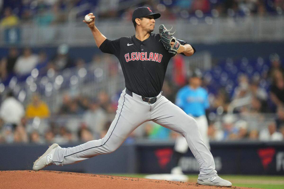 El abridor de los Guardianes de Cleveland, Carlos Carrasco, lanza en el primer inning del partido ante los Marlins, celebrado el 9 de junio de 2024 en Miami.