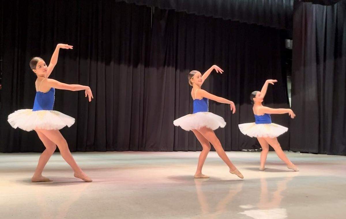 Las Pacerettes Jazlyn Rodríguez, Yazmine Ávila y Meritxell Ontivero presentan una coreografía de ballet en la escuela secundaria Palm Springs en Hialeah, el 10 de marzo de 2023.