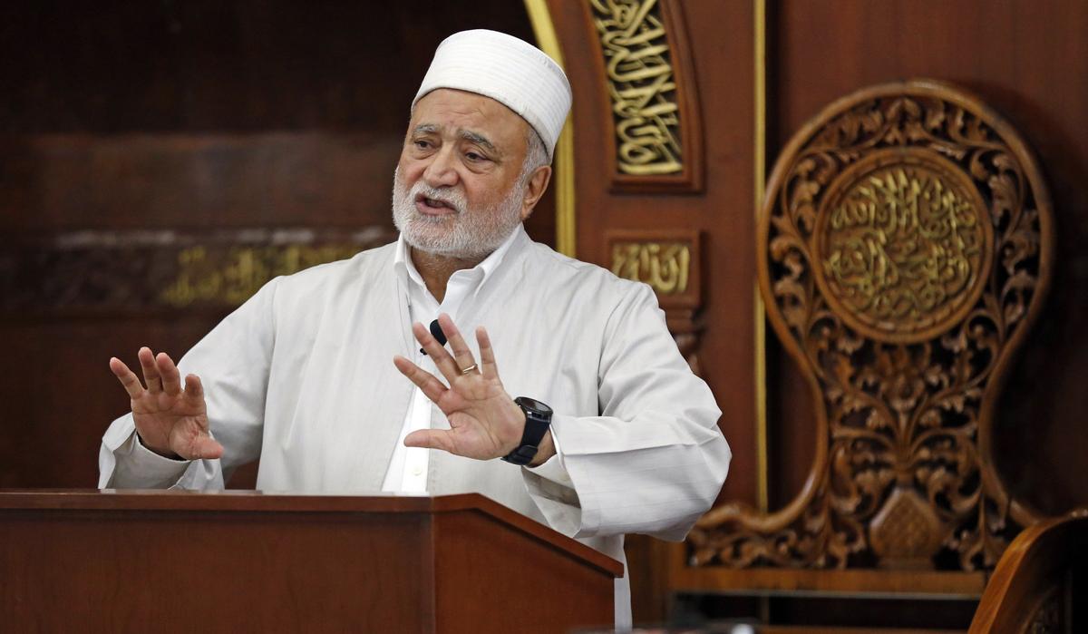 El imán Abdul Hamid Samra, del Centro Islámico del Gran Miami, durante un servicio religioso este viernes 3 de mayo en Miami Gardens.