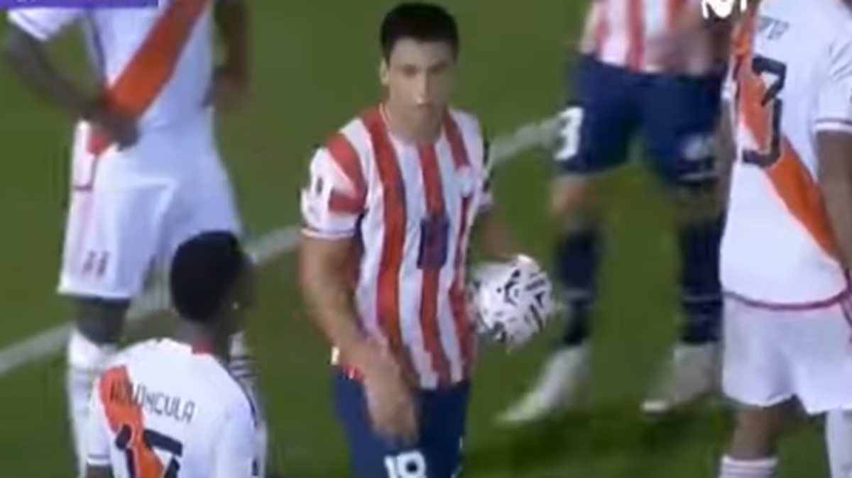Pese a la expulsión del defensor Luis Advíncula, Perú logró rescatar un empate sin goles en su visita a Paraguay el jueves, en el comienzo de las eliminatorias sudamericanas para el Mundial de 2026.