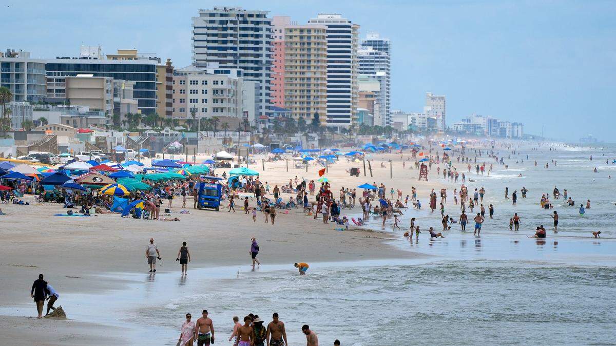 Los bañistas buscan disfrutar de la playa en Daytona Beach el martes 8 de julio de 2025. Según la firma de análisis Tourism Economics, que contabiliza sus datos hasta julio, los viajes a EEUU desde el extranjero han descendido un 3.9% en lo que va de año.