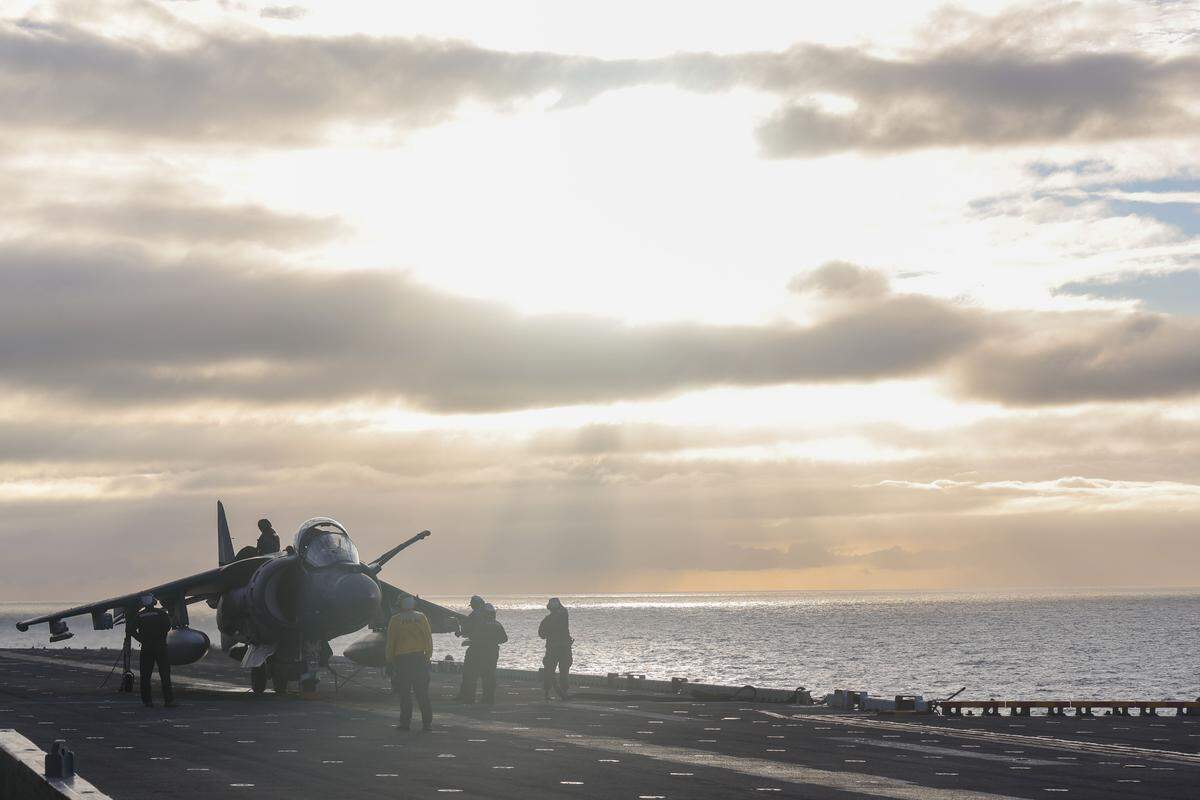 Marineros reabastecen de combustible un AV-8B Harrier, asignado a los “Thunder Chickens” del Escuadrón de Rotores Inclinables Medianos (VMM) 263 (Reforzado) de la Marina, en la cubierta de vuelo del buque de asalto anfibio clase Wasp USS Iwo Jima (LHD 7), el océano Atlántico, cerca de las costas venezolanas, el lunes 24 de agosto de 2025.