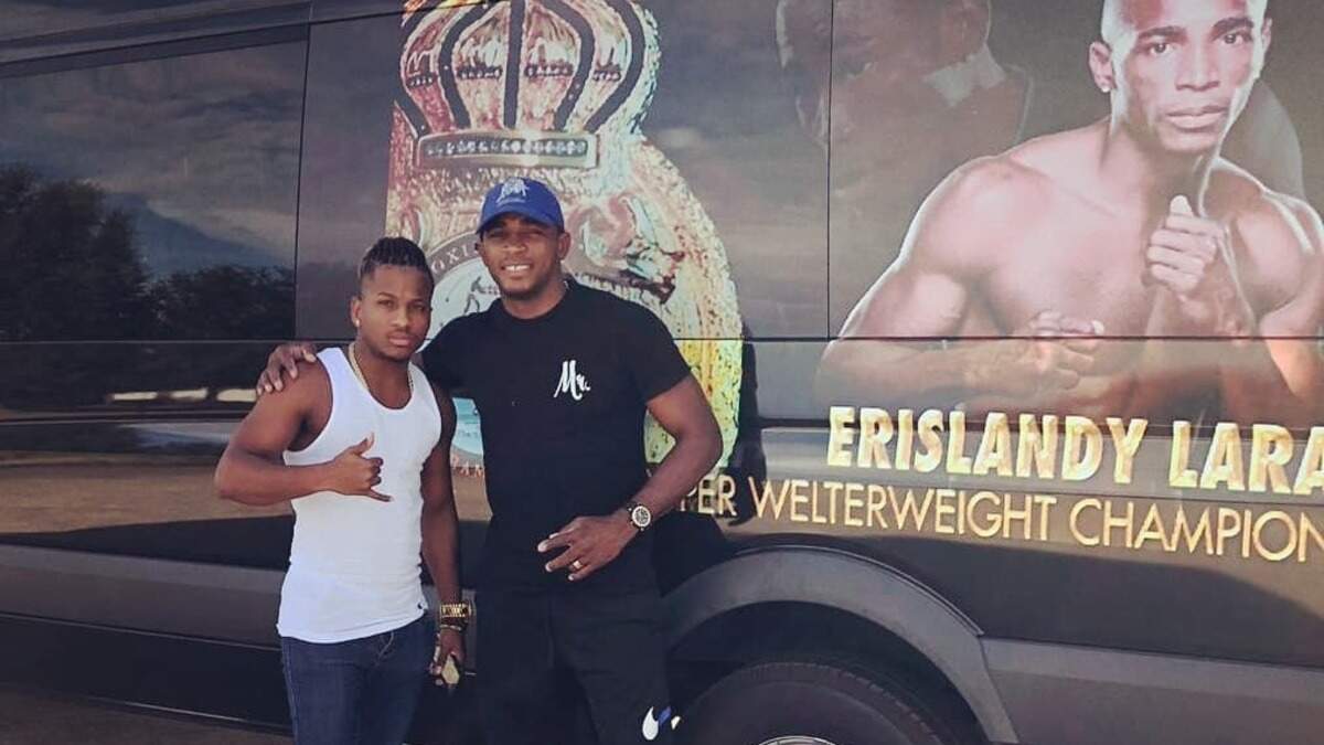 Joahnys Argilagos, en la foto junto a Erislandy Lara (der.), podría debutar el 22 de diciembre en una cartelera que se programa para Miami.