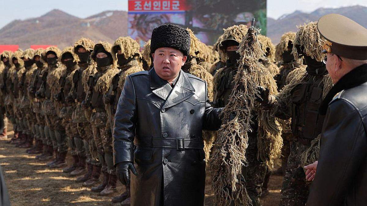 Esta fotografía, del 3 de marzo de 2026, muestra al líder norcoreano Kim Jong Un (centro) inspeccionando una competición de tiro con motivo del “Día de los Francotiradores” del Ejército Popular de Corea, en una base de entrenamiento en Pionyang.