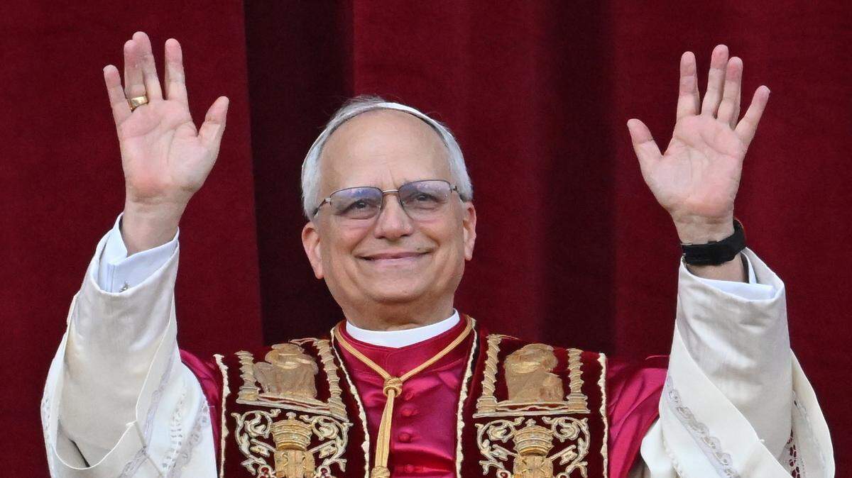 EL PAPA León XIV, el cardenal Robert Prevost, saluda a los miles de fieles que se congregaron en la Plaza de San Pedro, Ciudad del Vaticano, el jueves 8 de mayo de 2025